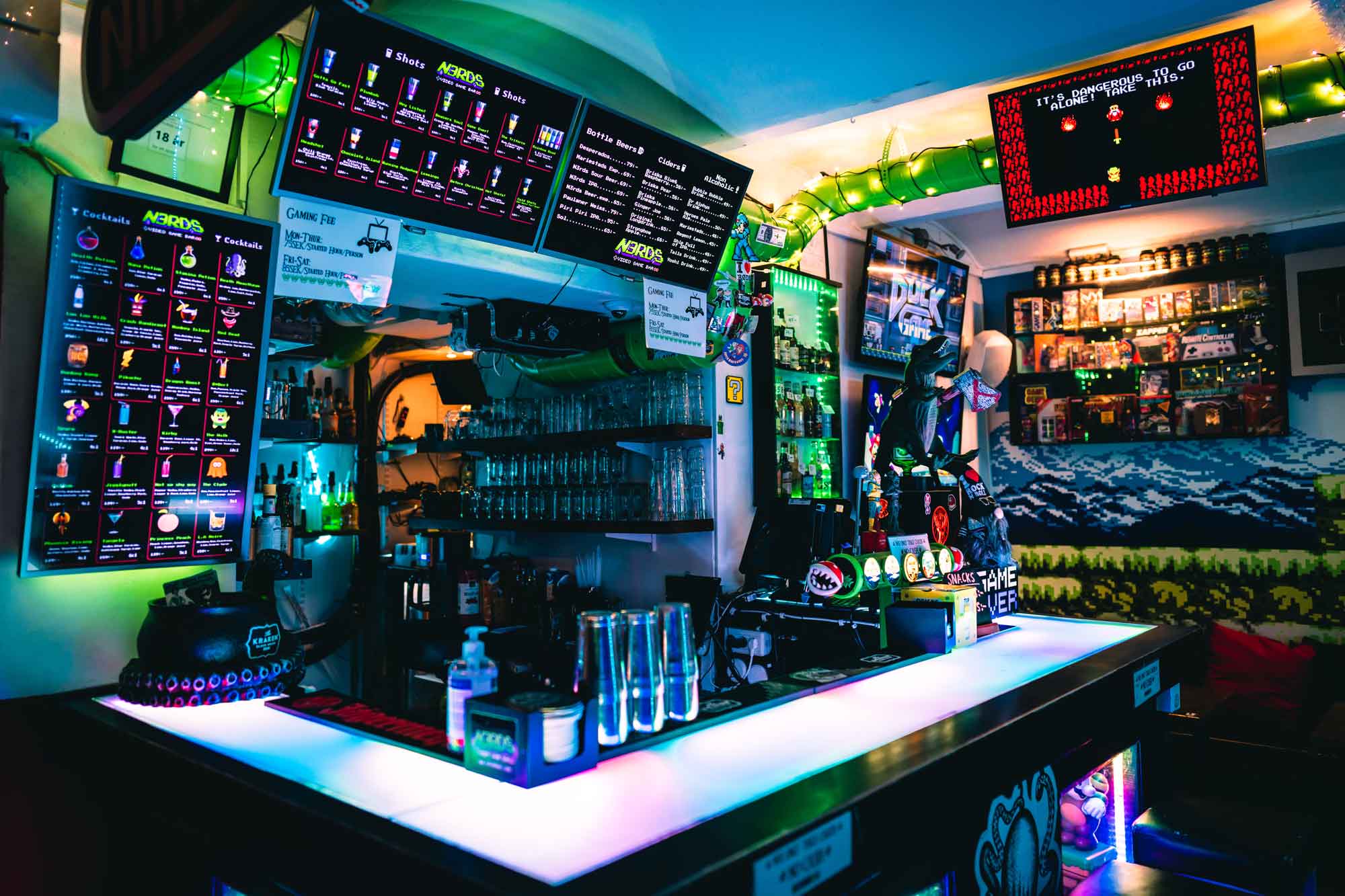 Baren hos N3rds Bar från sidan med displayer på alla drinkar och andra detaljer som tydligt är inspirerat från spelvärlden.