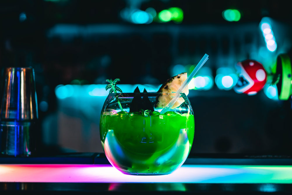 En grön spännande drink hos N3rds Bar i Stockholm som blandats av en bartender.